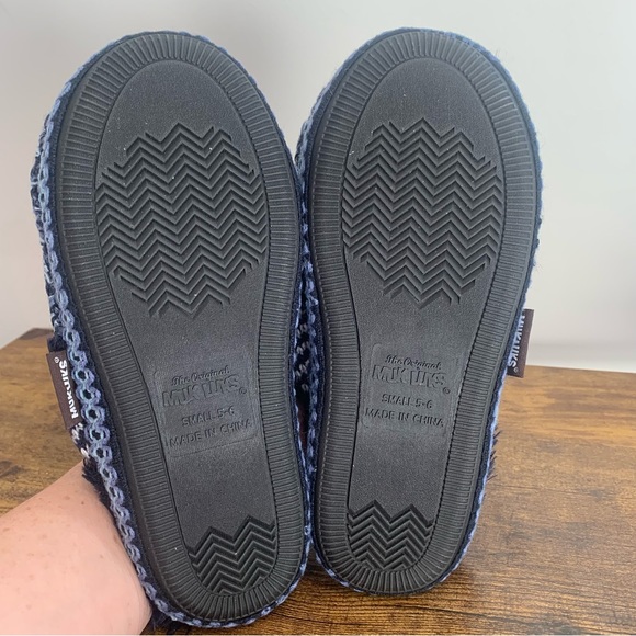 𝅺MUK LUKS Dark Sapphire Fritzie Slipper Women’s slip on Size Small NWOT - Picture 10 of 10